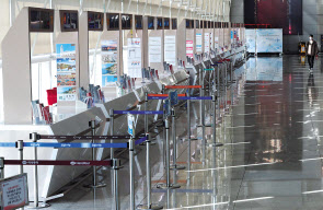 신종 코로나바이러스 감염증 확산으로 여행객이 급감하고 있는 가운데 인천국제공항 제1여객터미널 출국장 3층 여행사 창구가 한산하다. [연합]