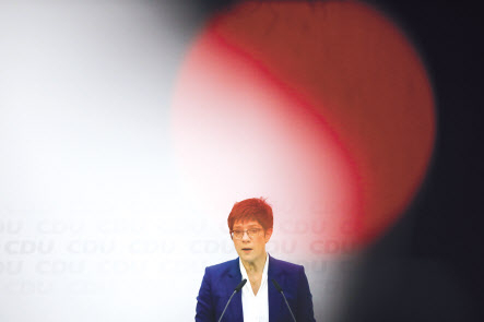 안네그레트 크람프-카렌바우어 독일 기독민주당 대표는 10일(현지시간) 기자회견을 통해 차기 총리 후보직에 도전하지 않겠다고 선언했다. [AP]