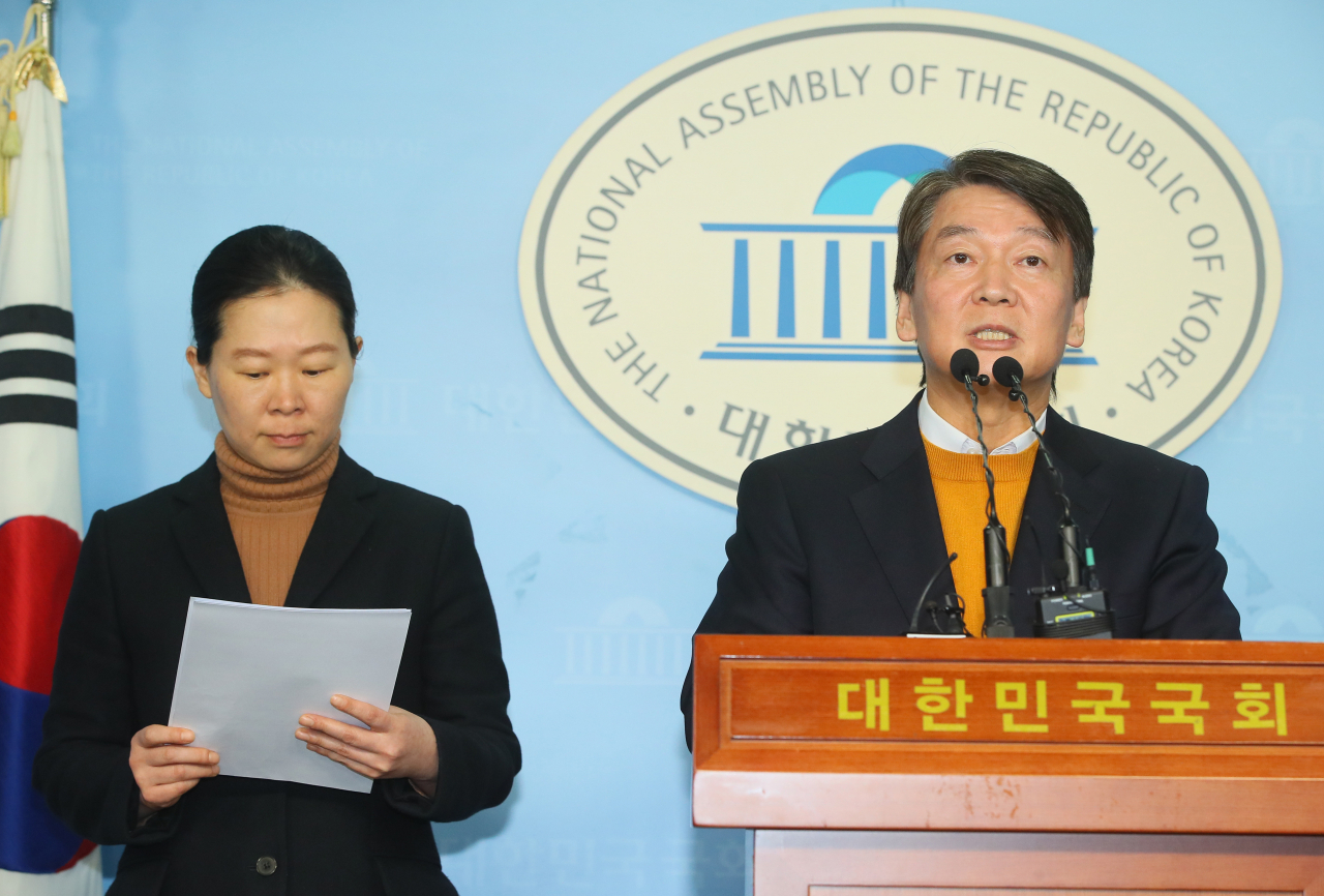 국민당 안철수 창당준비위원장이 11일 국회 정론관에서 사법정의 혁신방안을 발표하고 있다. 왼쪽은 권은희 의원. [연합]