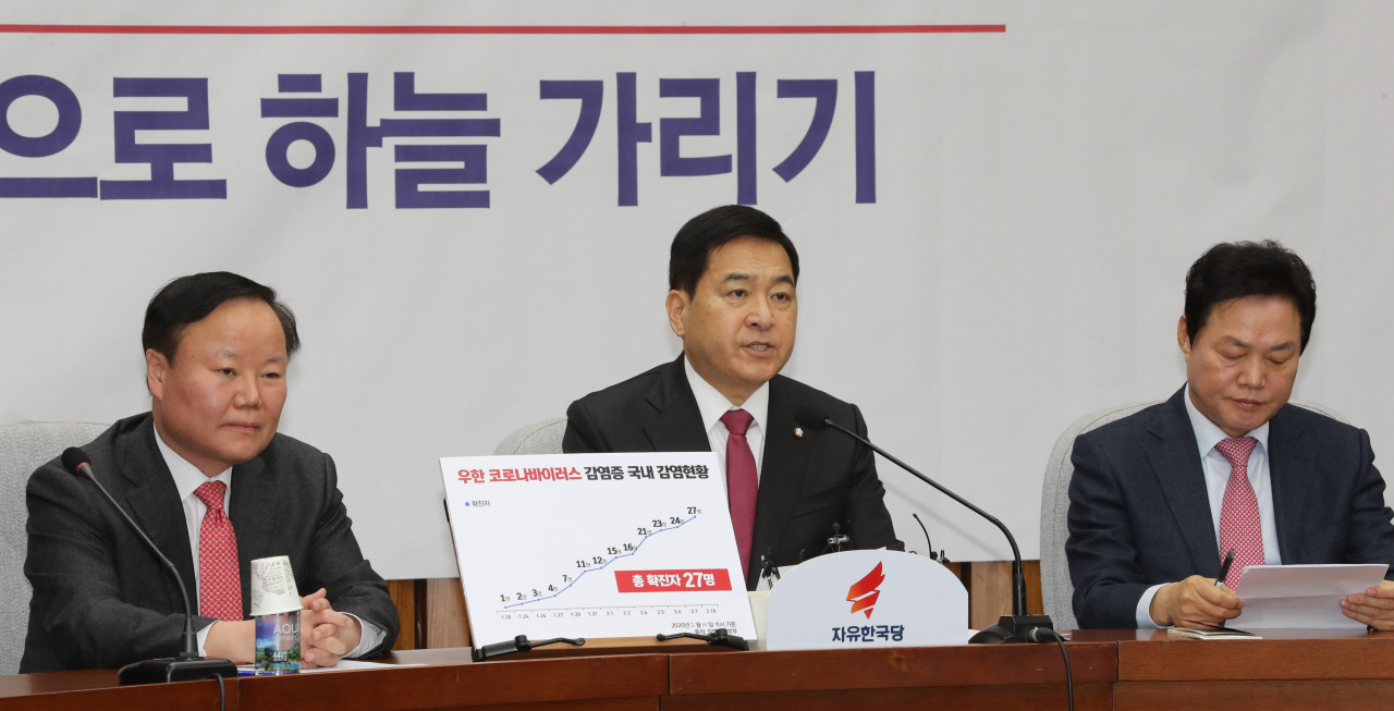 (왼쪽부터) 김재원 자유한국당 정책위의장, 심재철 원내대표, 박완수 사무총장이 11일 오전 서울 여의도 국회에서 열린 원내대책회의에 참석하고 있다. [연합]