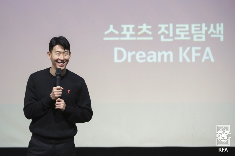 '일일 강사' 손흥민손흥민이 11일 오전 파주NFC(대표팀트레이닝센터)에서 열린 '드림 KFA' 행사에서 참석자들과 이야기를 나누고 있다. [축구협회 제공]