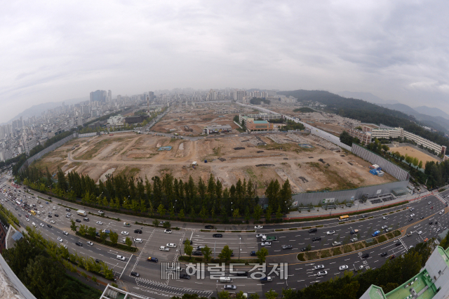 주택도시보증공사(HUG)가 고분양가 심의 기준을 개선하면서 HUG와 분양가 갈등을 빚던 서울 강동구 둔촌 주공 등 일부 정비사업 단지들이 수혜를 볼지 주목된다. 사진은 철거가 완료된 둔촌 주공 모습 [헤럴드경제DB]