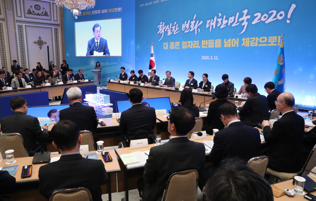 문재인 대통령이 11일 오후 청와대에서 열린 고용노동부, 환경부, 농림축산식품부 업무보고에서 발언하고 있다. [연합]