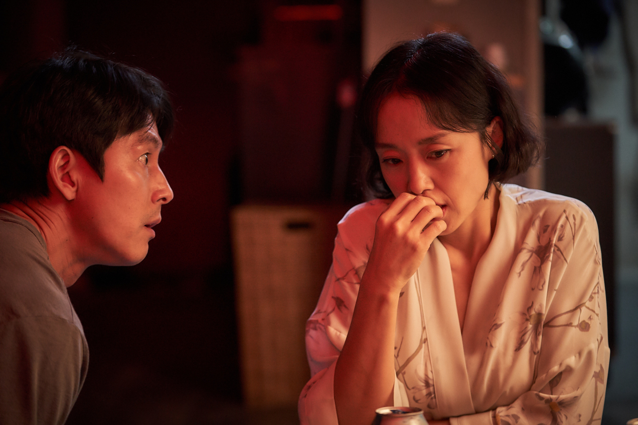 Jung Woo-sung (left) and Jeon Do-yeon in "Beasts Clawing at Straws." (Megabox Joongang Plus M)