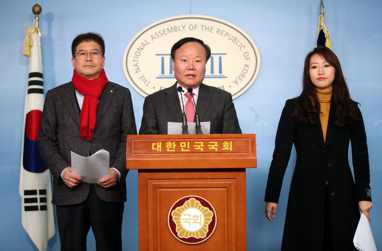 자유한국당 '국민과 함께하는 2020 희망공약개발단' 총괄단장인 김재원 정책위의장(가운데)이 11일 국회 정론관에서 과학기술정보통신 공약을 발표하고 있다. [연합]