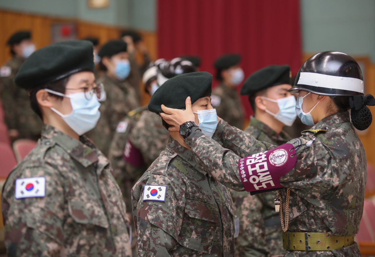 지난달 29일 대전시 유성구 자운동 국군간호사관학교에서 64기후보생 기초군사훈련 입소식이 열리고 있다. 후보생들이 모두 신종 코로나바이러스 예방 마스크를 쓰고 있다.[연합]