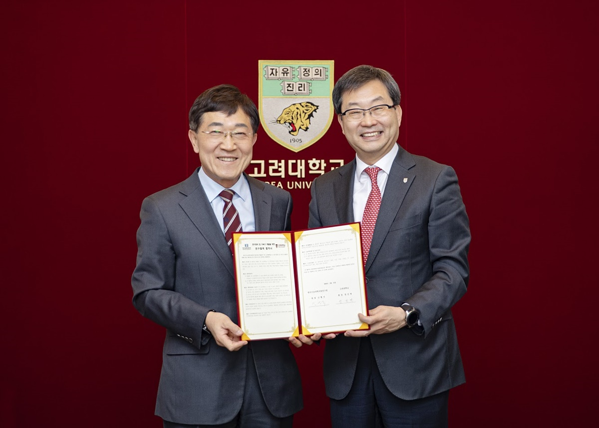 신형식(왼쪽) 기초과학지원연구원장과 정진택 고려대 총장이 ‘연구장비 및 차세대 가속기 개발을 위한 연구협력’ 협약을 체결하고 있다.[한국기초과학지원연구원 제공]
