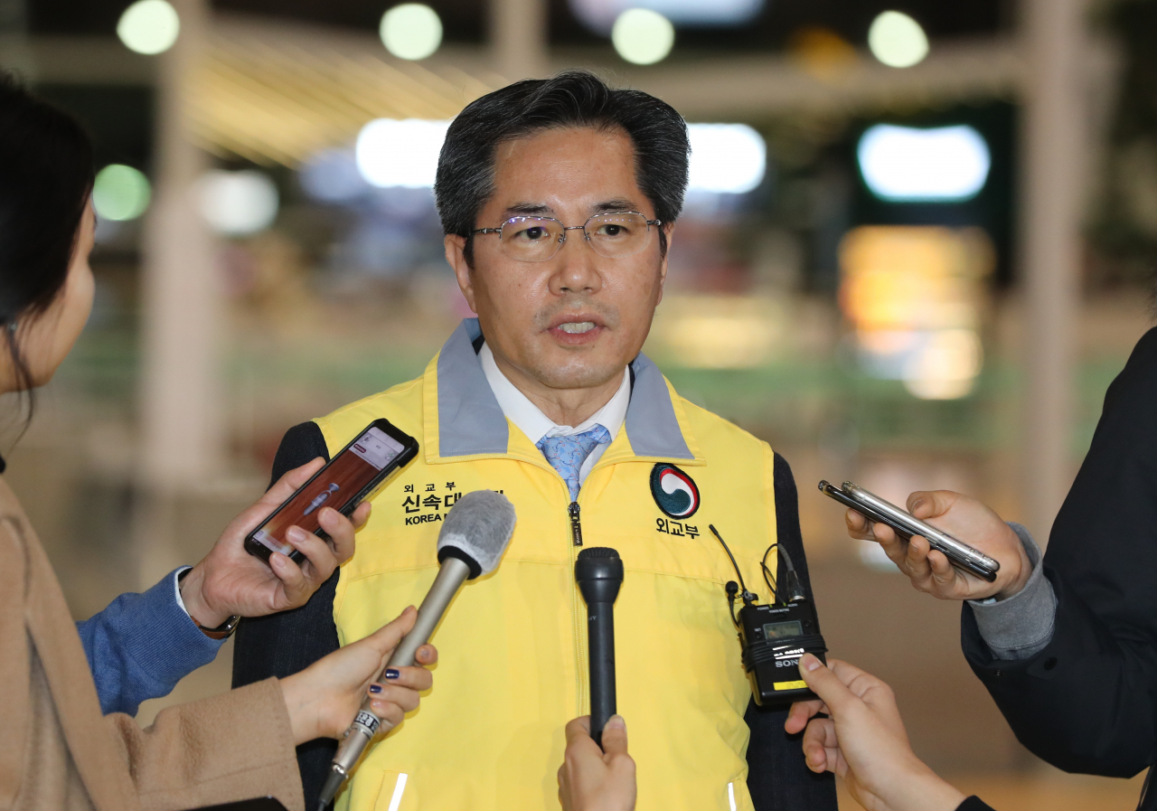 신종 코로나바이러스 감염증 진원지인 중국 후베이성 우한 지역의 교민을 데려오기 위한 세 번째 정부 전세기가 11일 오후 인천공항을 출발해 우한 텐허공항으로 향한다. 이날 오후 외교부 직원과 국립중앙의료원 의료진, 국립인천공항검역소 검역관 등으로 구성된 정부 신속대응팀을 이끌고 우한으로 가는 이상진 외교부 재외동포영사실장이 전세기 탑승에 앞서 취재진의 질문에 답하고 있다. [연합]