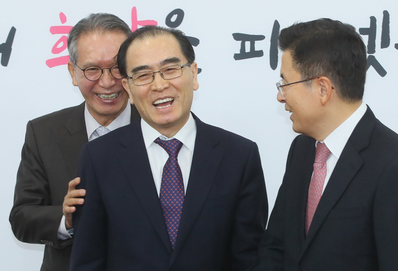 태영호 전 주영 북한대사관 공사(가운데)가 11일 국회에서 자유한국당 입당과 4·15 총선에서 지역구 출마를 발표한 뒤 황교안 대표(오른쪽), 김형오 공천관리위원장과 환하게 웃고 있다. [연합]