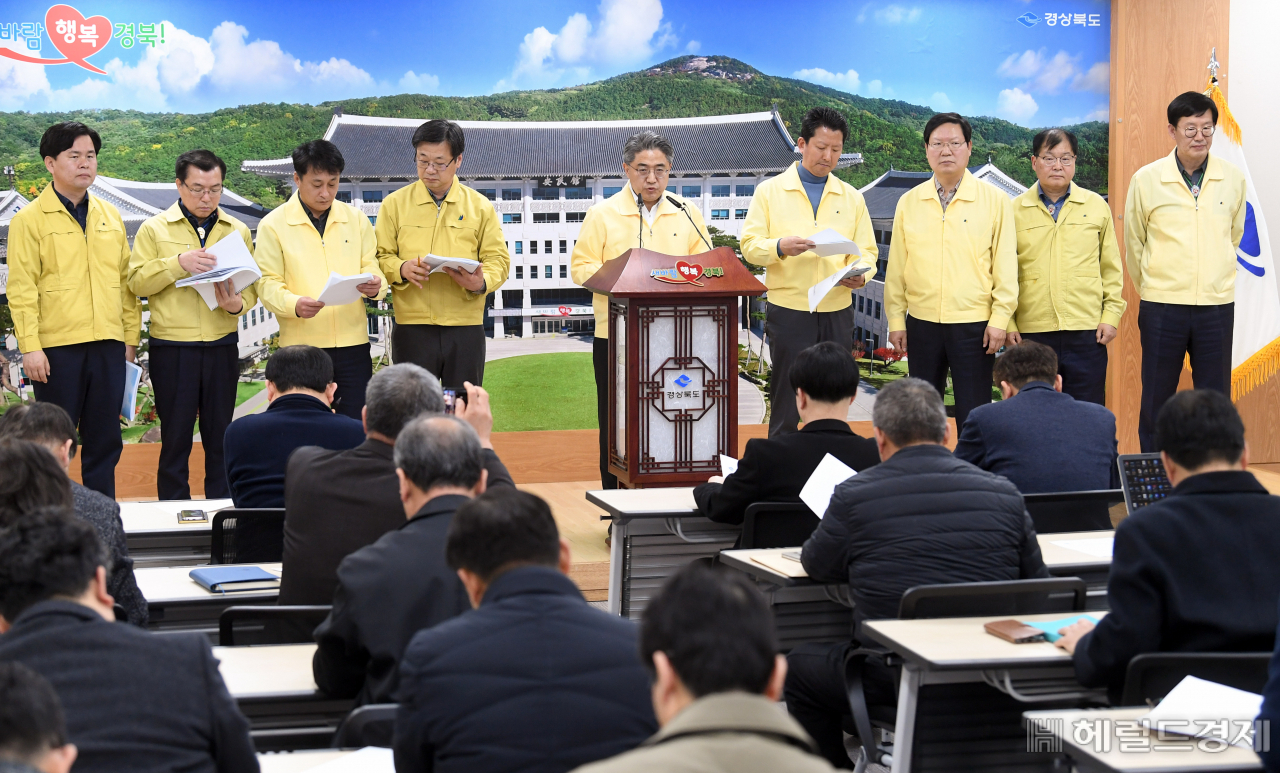 강성조 경북도 행정부지사가 11일 도청에서 신종 코로나바이러스 장기화에 대비한 종합대책 추진상황 등을 브리핑하고 있다.[경북도 제공]