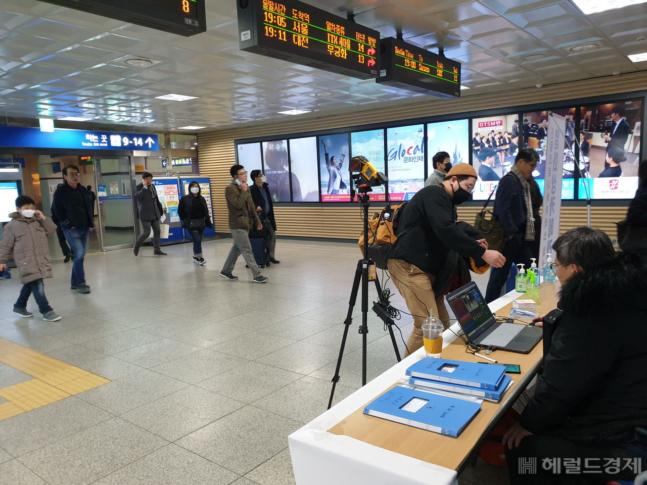 11일 오후 동대구역에서 대구시가 열화상 카메라를 설치, 신종 코로나바이러스 외부유입 차단에 나서고 있다.[사진=김병진기자]