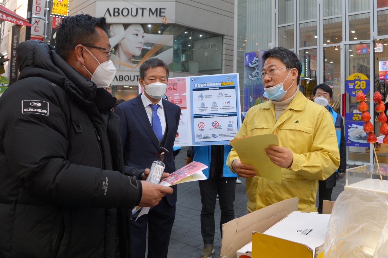 서양호 중구청장이 명동 관광특구내 상가들을 직접 방문하며 코로나 감염 예방 및 차단을 위해 나섰다. [중구 제공]