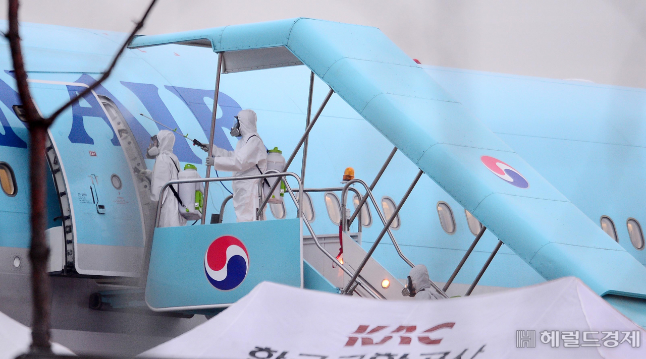 [헤럴드경제=이상섭 기자] 12일 오전 김포공항으로 도착한 전세기에서 중국 후베이성 우한에 거주 중인 교민들이 내린후 관계자들이 방역작업을 하고 있다. babtong@heraldcorp.com