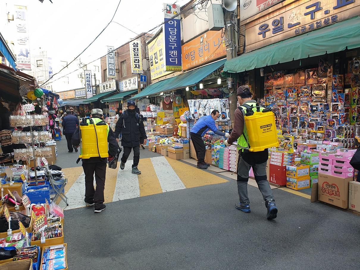 지난 11일 종로구 관계자가 동대문문구완구거리에서 소독을 실시하고 있는 모습. [종로구 제공]