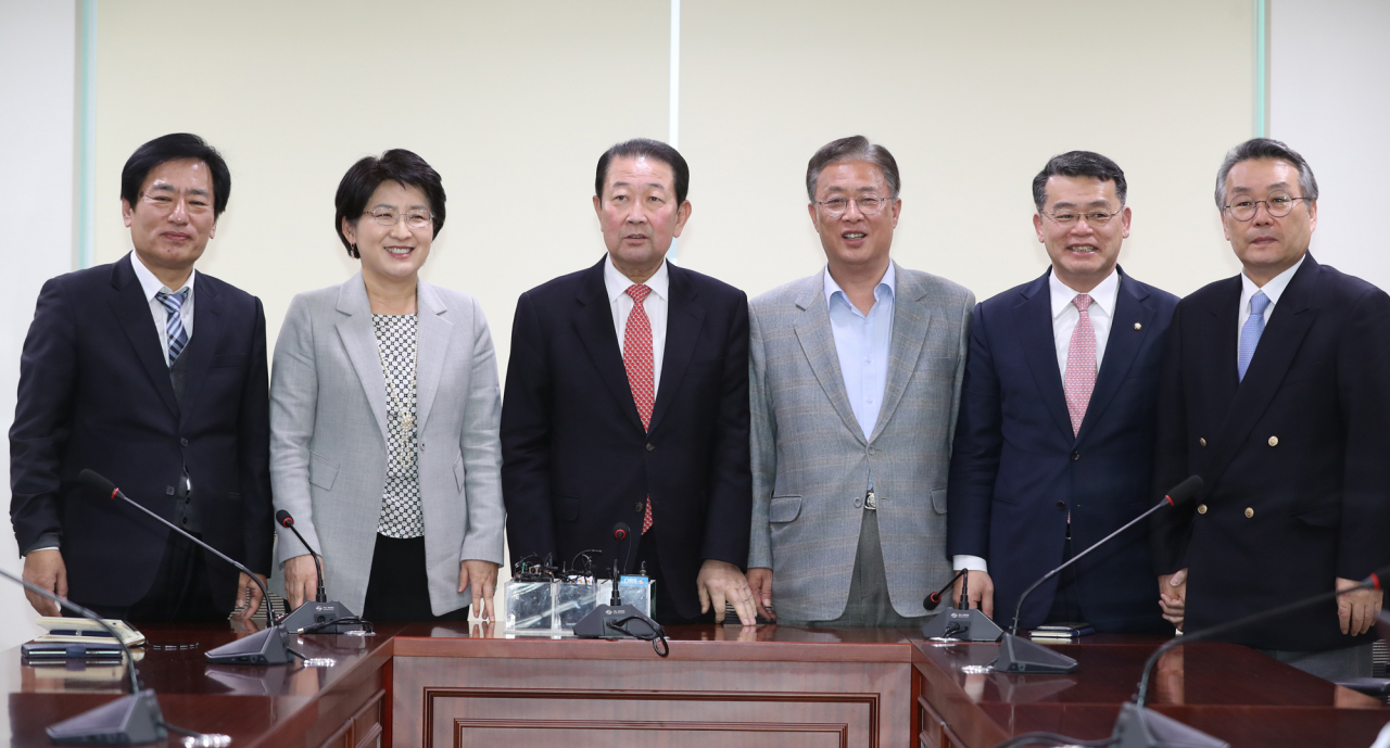 11일 오후 서울 여의도 국회 의원회관에서 속개된 바른미래당-대안신당-민주평화당 통합추진위원회 1차회의에서 참석자들이 기념촬영을 하고 있다. 왼쪽부터 대안신당 황인철 사무부총장, 민주평화당 박주현 통합추진특별위원장, 바른미래당 박주선 대통합개혁위원장, 대안신당 유성엽 통합추진위원장, 바른미래당 임재훈 사무총장, 민주평화당 김종배 최고위원. 연합뉴스
