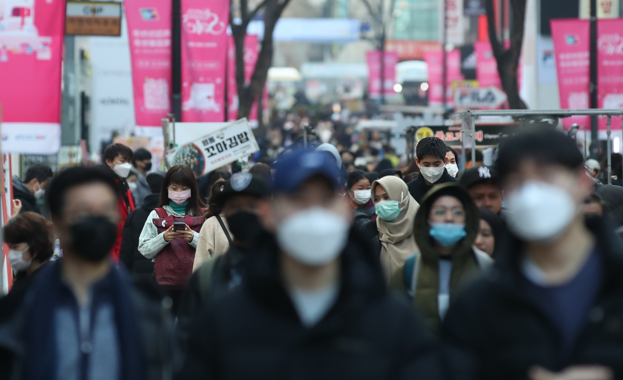 11일 오후 서울 명동 거리에서 시민과 관광객들이 마스크를 쓴 채 거리를 걷고 있다. 연합뉴스