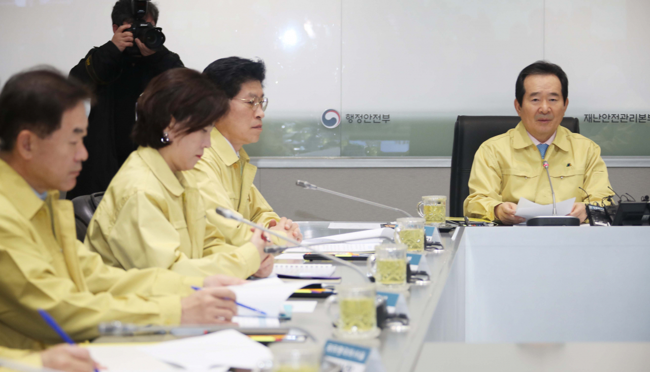 정세균(오른쪽 첫번째) 국무총리가 12일 오전 정부서울청사 중앙재난안전상황실 서울상황센터에서 열린 신종 코로나바이러스 감염증 대응 중앙사고수습본부 회의에서 모두발언을 하고 있다.［연합］
