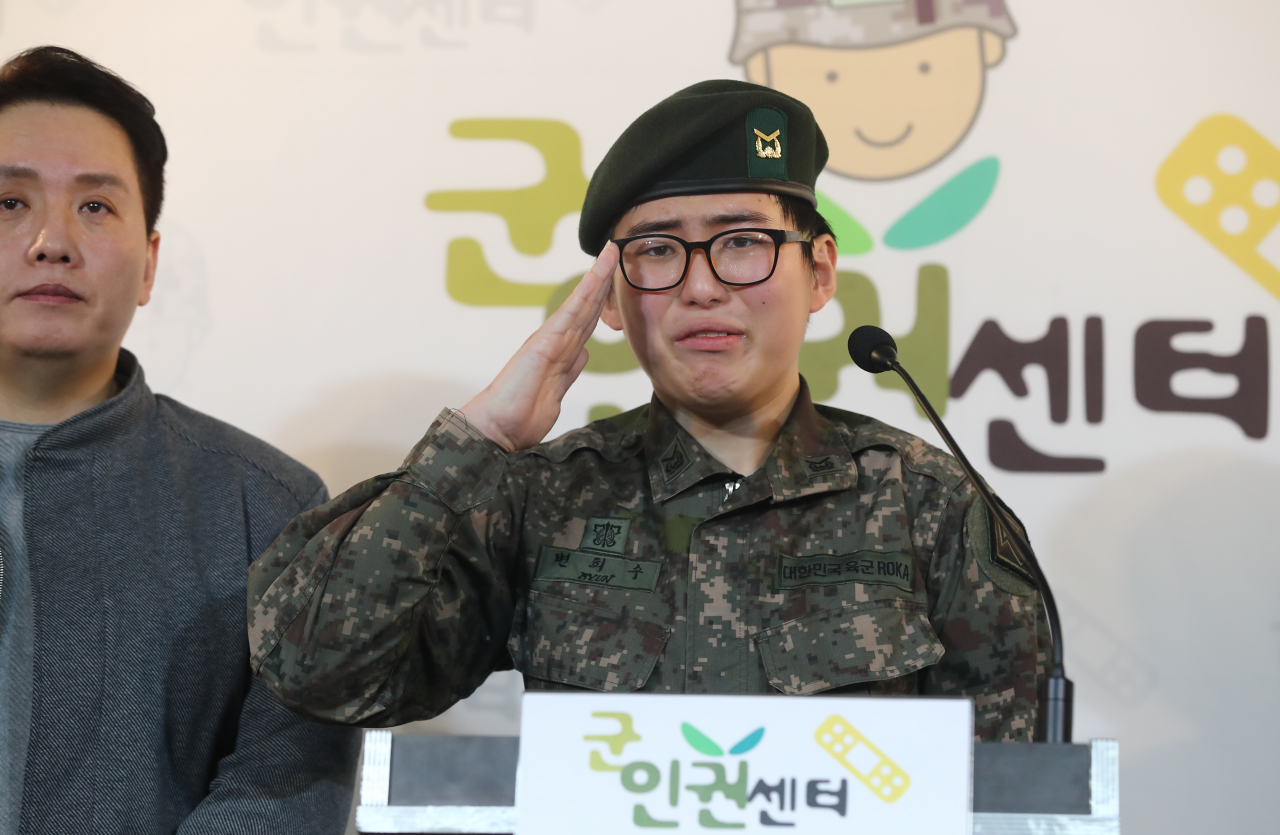 지난달 22일 전역 판정을 받은 변희수 부사관이 판정 당일 서울 마포구 군인권센터에서 기자회견을 하고 있다.[연합]
