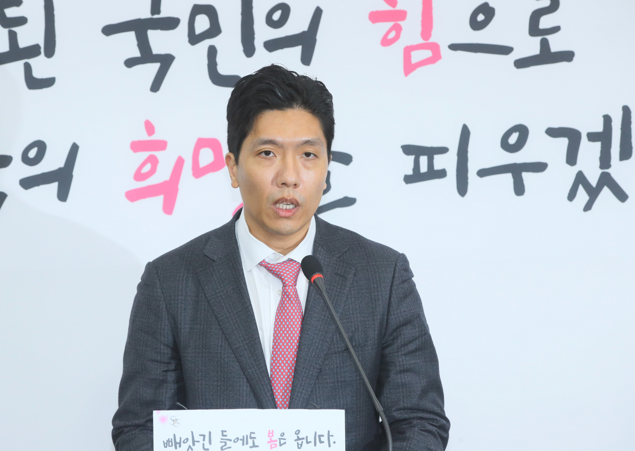 '의사출신 검사'인 송한섭 변호사가 12일 국회에서 자유한국당 입당과 지역구 출마를 발표하고 있다. [연합]