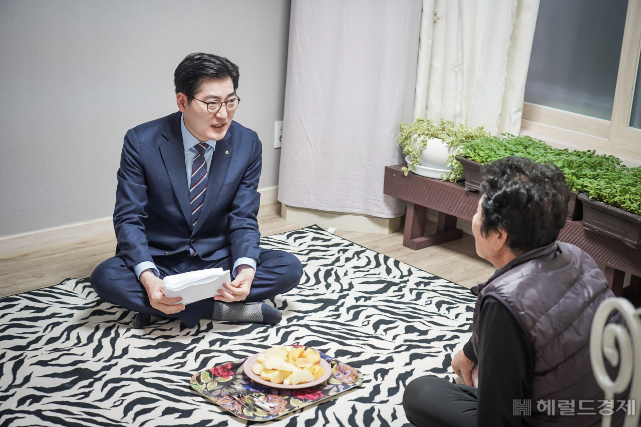 이정훈 구청장이 노인 가구를 찾아 소통하고 있다. [강동구 제공]