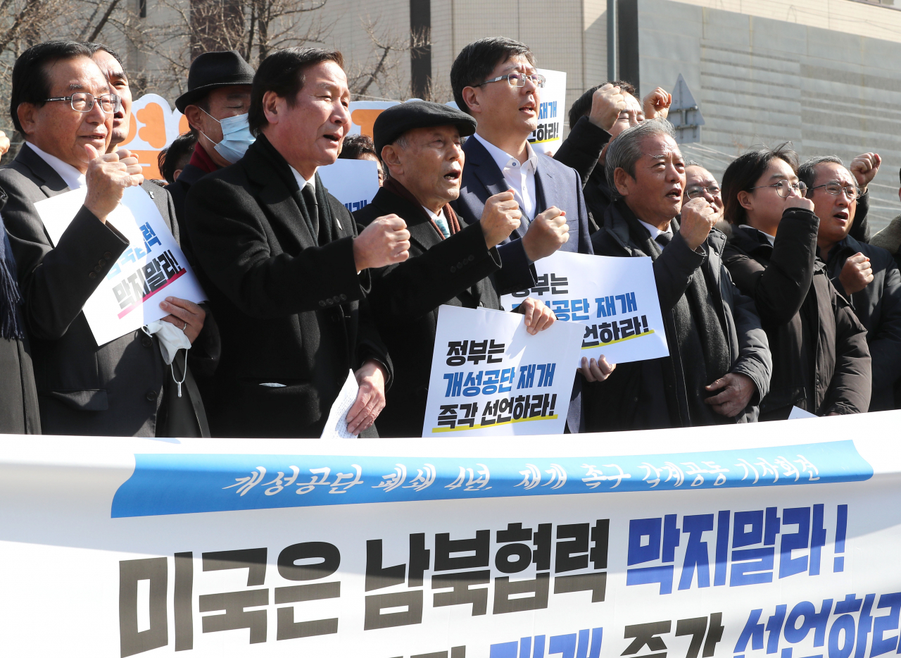 통일부는 12일 개성공단기업협회가 지난 10일 북한 중앙특구개발지도총국에 전달해달라며 접수한 개성공단 재개 촉구 호소 대북서한을 북한에 전달할지 여부 등을 검토중이라고 밝혔다. 개성공단기업협회와 개성공단금강산관광재개범국민운동본부 등이 지난 10일 서울 광화문광장에서 개성공단 재개 촉구 기자회견을 하고 있다. [연합]