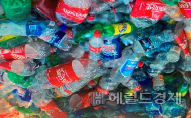 무색 투명 페트병들.
