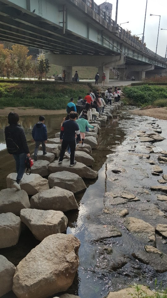 마을해설사와 함께 ‘중랑 한바퀴’ 1코스 中 묵동천을 탐방하는 아이들의 모습. [중랑구 제공]