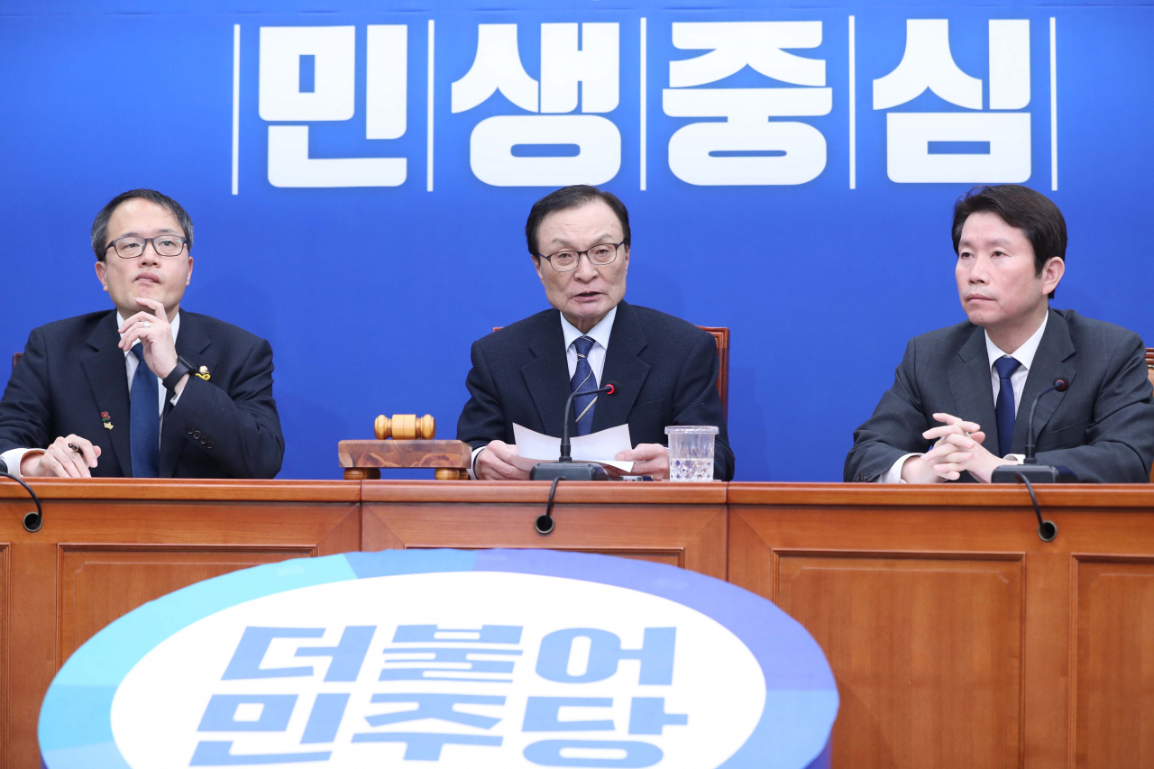 더불어민주당 이해찬 대표가 12일 오전 서울 여의도 국회에서 열린 최고위원회의에서 발언하고 있다. 연합뉴스