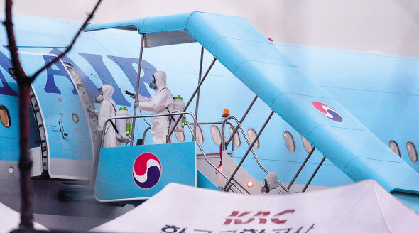 12일 오전 김포공항으로 도착한 전세기에서 중국 후베이성 우한에 거주 중인 교민들이 내린후 관계자들이 방역작업을 하고 있다. 이상섭 기자