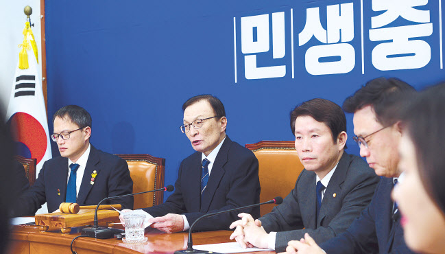 이해찬 더불어민주당 대표가 12일 서울 여의도 국회에서 열린 더불어민주당 최고위원회의에 참석해 현안관련 발언을 하고 있다. 이상섭 기자