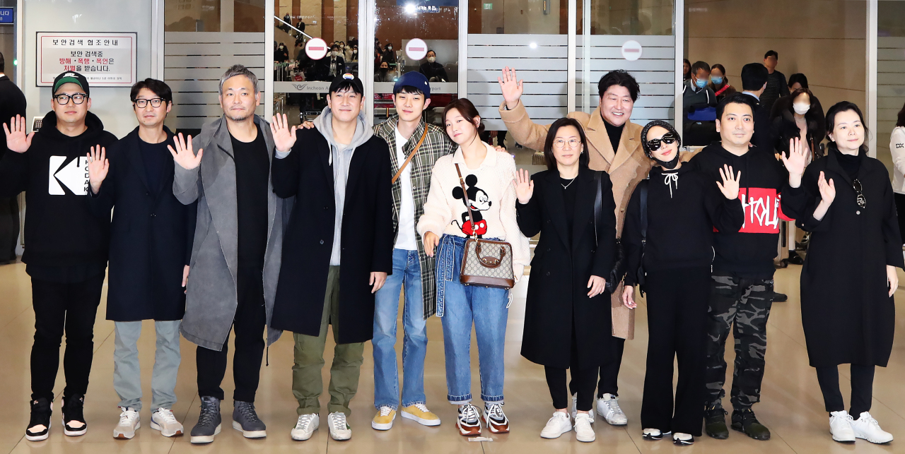 “Parasite” writer Han Jin-won (from left), editor Yang Jin-won, production designer Lee Ha-jun, Lee Sun-gyun, Choi Woo-sik, Park So-dam, producer Kawk Sin-ae, Song Kang-ho, Cho Yeo-jeong, Jang Hye-jin and Park Myeong-hoon arrive at the Incheon International Airport on Wednesday. (Yonhap)
