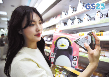 편의점 GS25가 인기 캐릭터 ‘펭수’ 특수를 톡톡히 누리고 있다. 한 고객이 GS25 매장에서 펭수 상품을 구경하고 있는 모습. [GS25 제공]