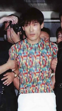 ‘희대의 탈옥수’로 불린 신창원이 2년 6개월간의 도주 행각 끝에 1999년 7월 검거됐을 당시의 모습. [연합]