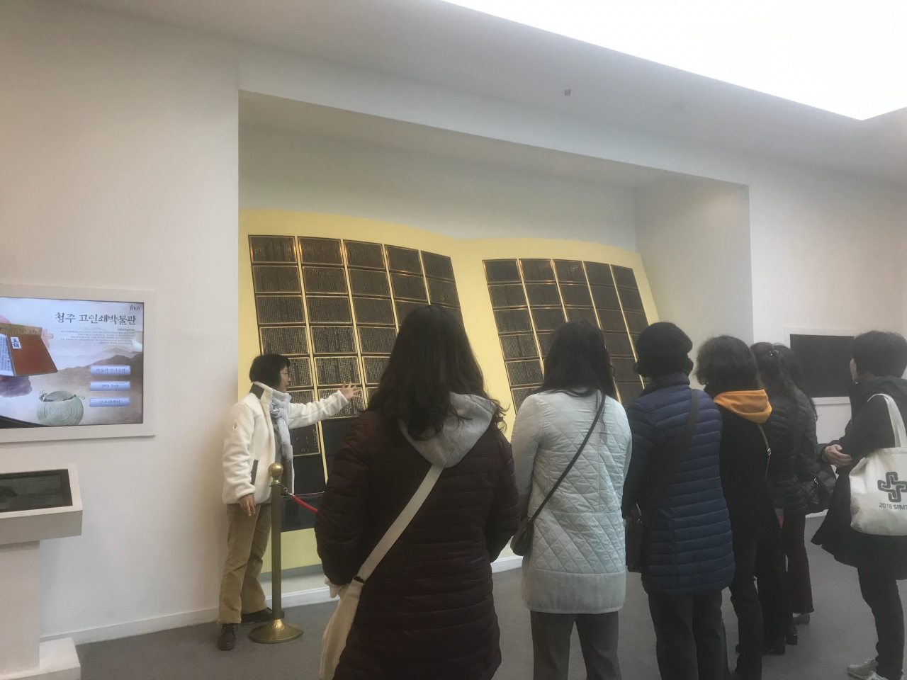 문화관광해설사가 이천의 문화유적과 관광자원에 대해 해설을 하고있다. [이천시 제공]