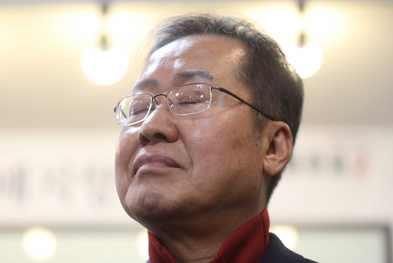 김형오 자유한국당 공천관리위원장이 9일 경남 밀양시 홍준표 전 대표 선거 사무실을 찾아 홍 전 대표 지지자에게 인사말을 하는 동안 홍 전 대표가 경청하고 있다. [연합]