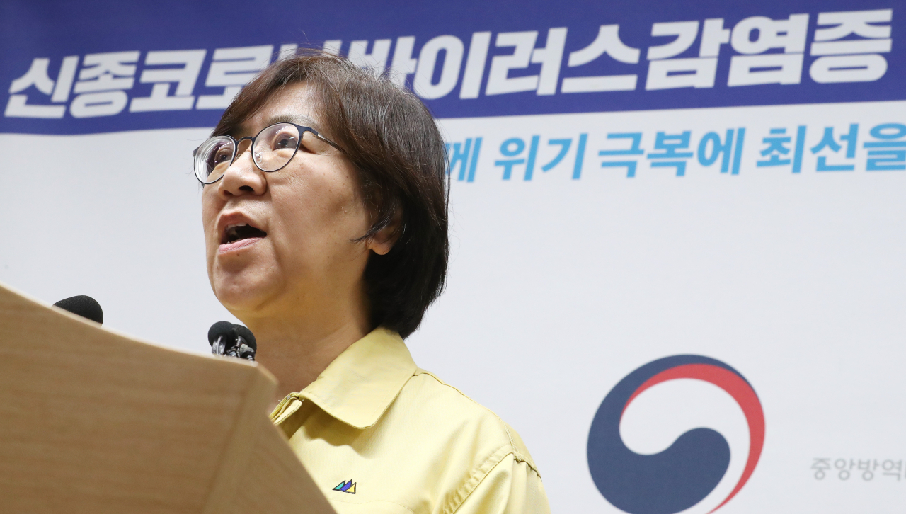 정은경 중앙방역대책본부장(질병관리본부장)이 지난 11일 오후 충북 청주시 질병관리본부에서 신종 코로나바이러스 감염증 국내 발생현황 및 확진환자 중간조사 결과 등 정례브리핑을 마친 뒤 취재진의 질문에 답변하고 있다. [연합]