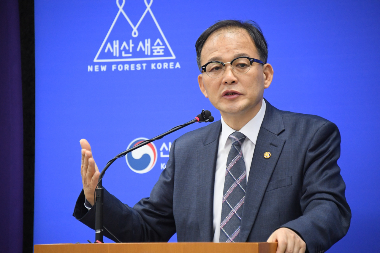 박종호 산림청장이 12일 기자브리핑을 통해 2020년 산림청 업무계획을 발표하고 있다.