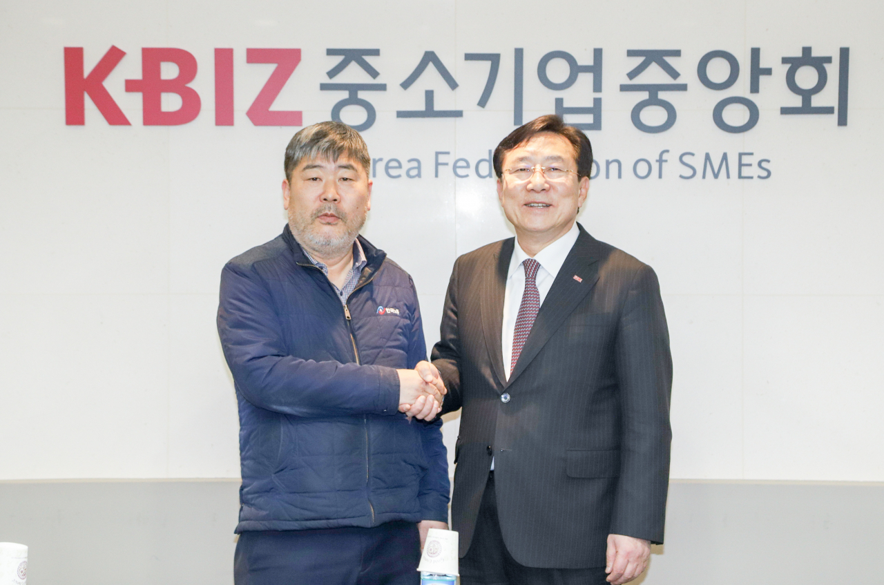 김동명 한국노총 신임위원장(왼쪽)이 12일 김기문 중소기업중앙회 회장을 찾아 대기업 불공정 거래 개선을 위한 협력 방안을 논의했다.
