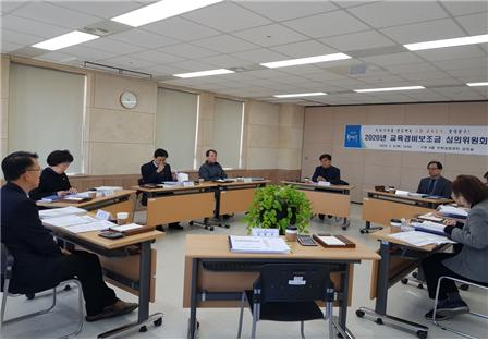 지난 6일 동대문구청에서 열린 동대문구 교육경비보조금 심의위원회 모습. [동대문구 제공]