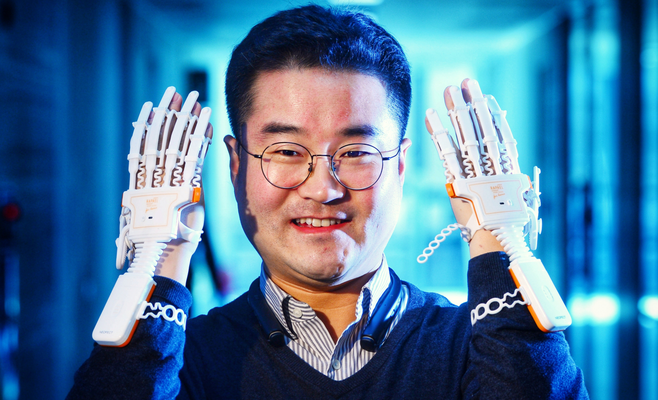 반호영 네오펙트 대표가 대표적인 재활 솔루션 ‘스마트 글러브’를 소개하고 있다.