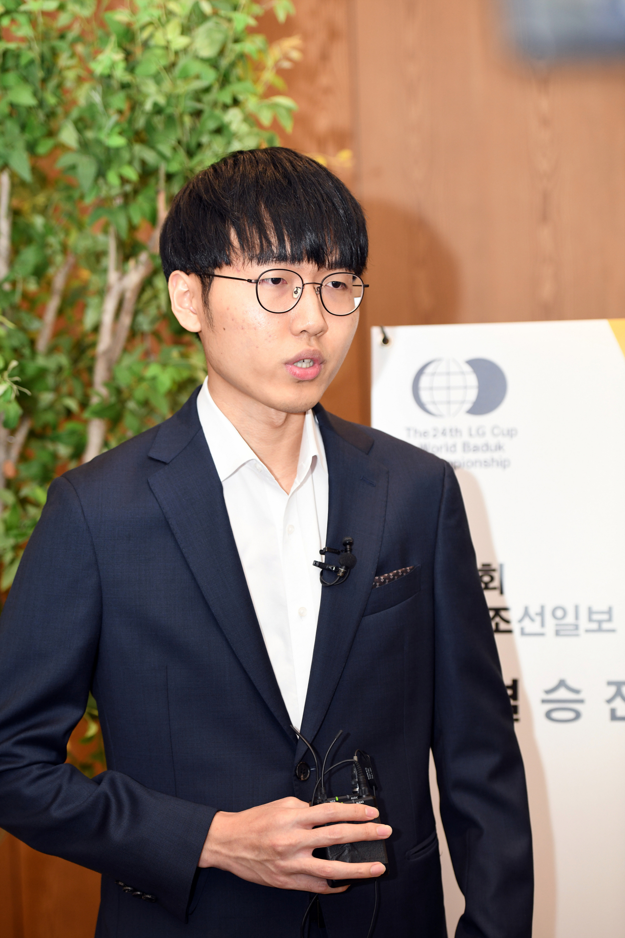 신진서 9단이 LG배 기왕전에서 박정환을 꺾고 생애 첫 메이저 세계타이틀을 따냈다.