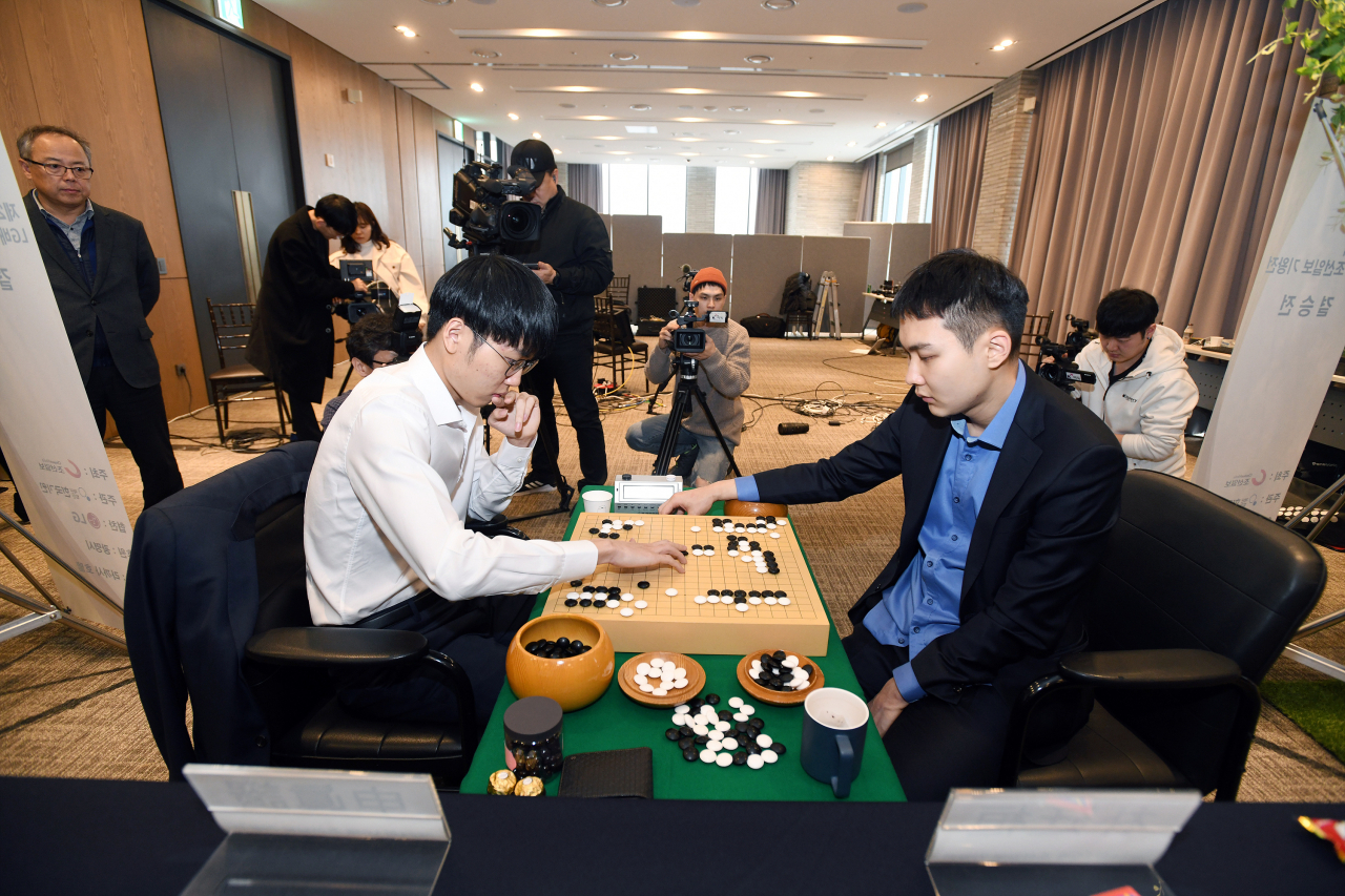 신진서(왼쪽)가 대국을 마친 뒤 박정환 9단과 복기를 하고 있다.