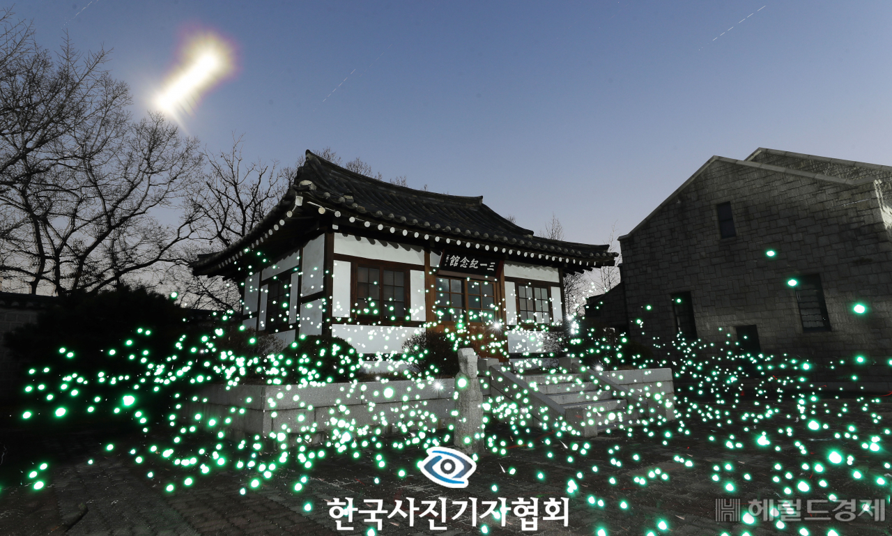 〈56회 한국보도사진상 - 최우수상〉 3.1운동 100주년을 앞두고 당시 서울 중앙고의 숙직실로 쓰였던 작은 한옥을 찾았다. 거사를 앞두고 고하 송진우 선생 등 독립인사들이 거의 매일 밤 모여 운동을 논의했던 유적이다. 작은 반딧불 같은 작은 노력들이 모이고 모여 전국적인 만세운동으로 번진 3.1운동을 형상화 하고 싶었다. 셔터를 30초씩 100여 회 개방한 채 녹색 섬광을 하나하나 터뜨리며 다중 노출 방식으로 촬영했다. 이후 별 궤적 이미지를 통합해주는 프로그램 '스타트레일스'를 이용해 100여 장을 별궤적 통합과 같은 방법으로 합성했다. 〈신원건/장승윤 기자/ 동아일보/ 한국사진기자협회 - 무단전재 재배포금지〉
