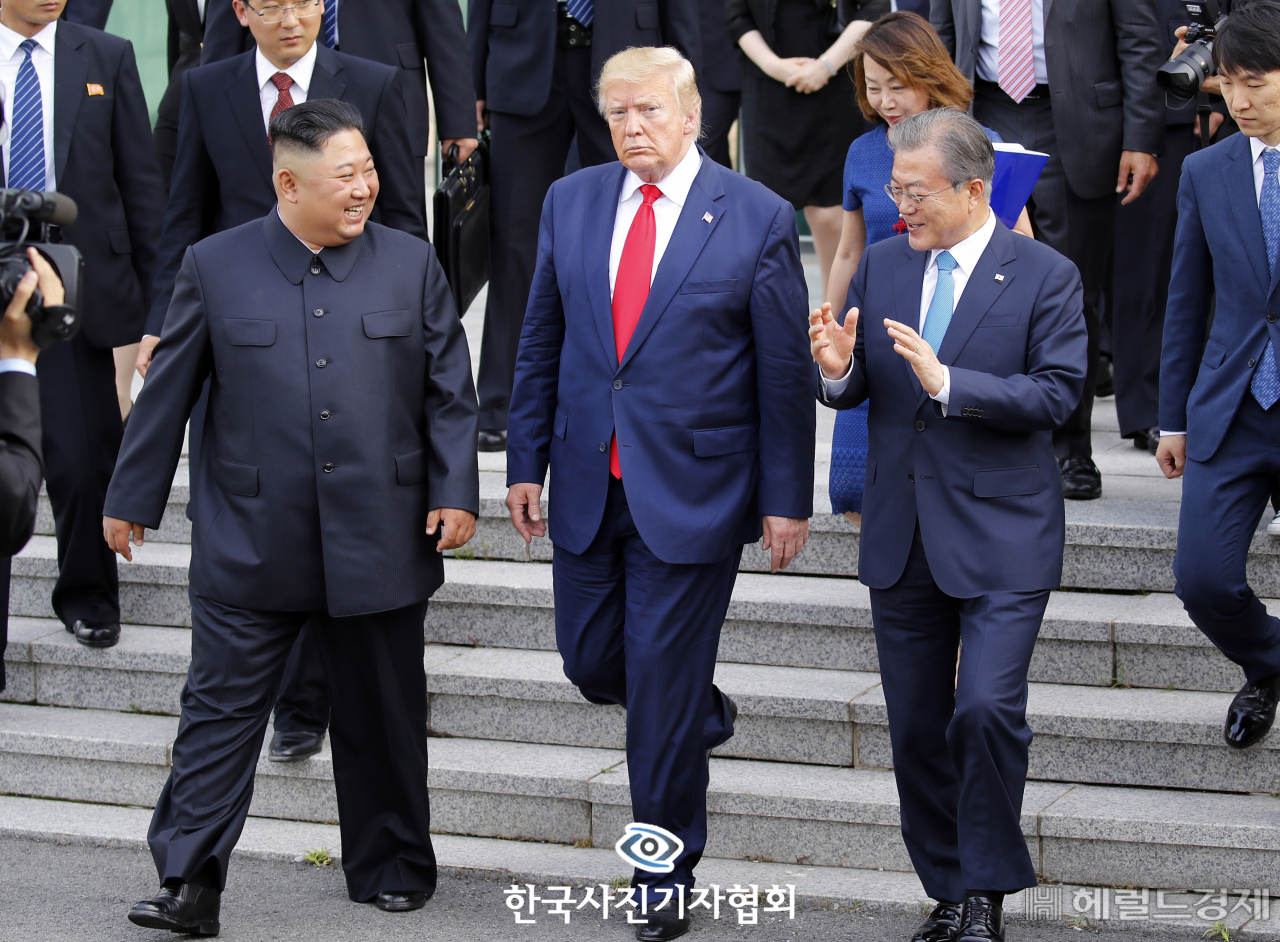 〈56회 한국보도사진상 - 우수상〉 문재인 대통령과 도널드 트럼프 미국 대통령, 김정은 북한 국무위원장이 30일 판문점 남측 자유의 집에서 함께 걸어 나오고 있다. 이날 트럼프 미국 대통령은 미국 현직 대통령으로는 최초로 군사분계선을 넘어 북한 땅을 밟았고 정전 이후 66년 만에 남북미 정상이 한 자리에서 조우했다. 〈배재만기자/ 연합뉴스/ 한국사진기자협회 - 무단전재 재배포금지〉
