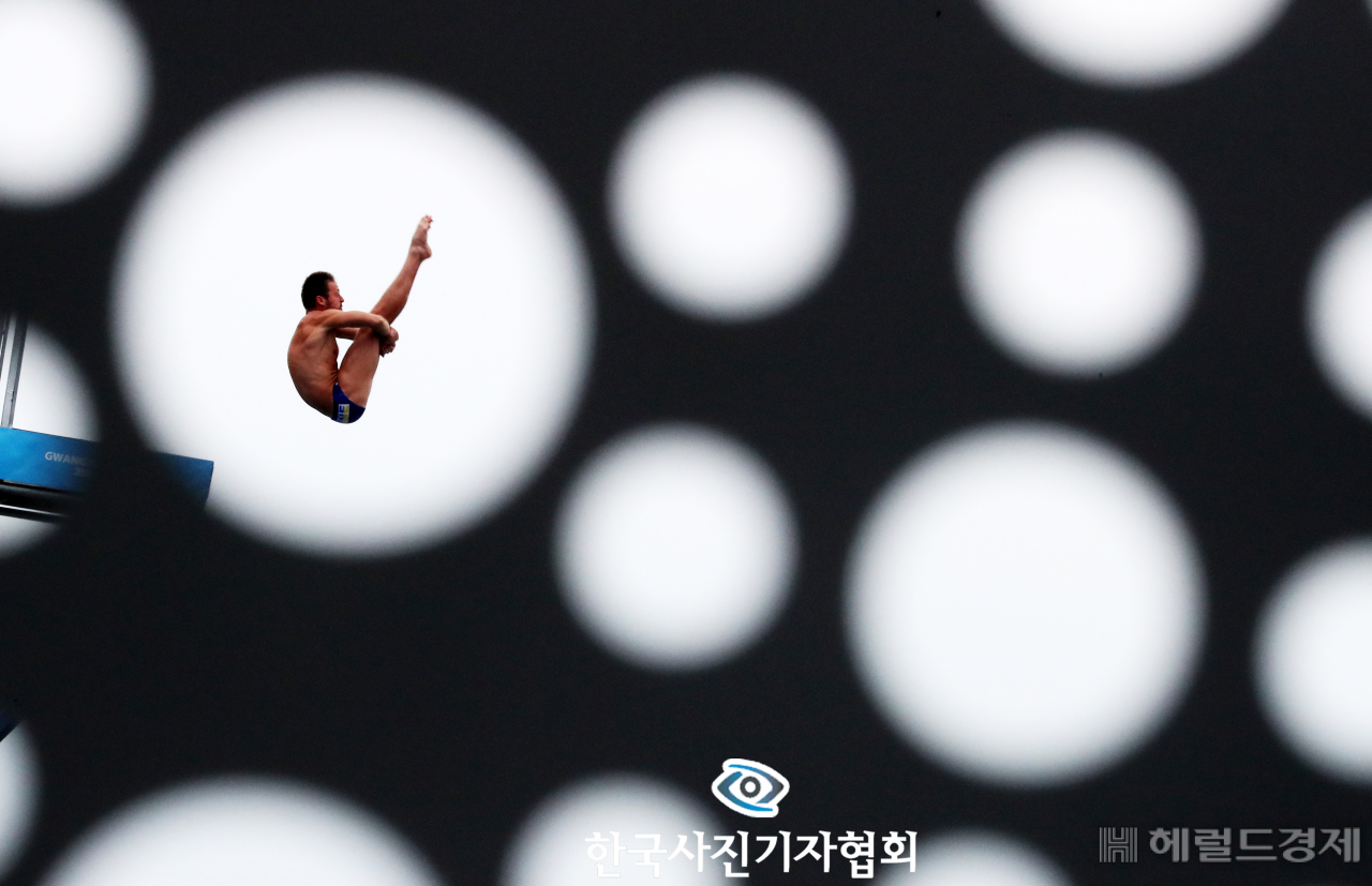 〈56회 한국보도사진상 - 우수상〉 광주 동구 조선대학교 하이다이빙 경기장에서 열린 2019 광주세계수영선수권대회 하이다이빙 남자 27ｍ 경기에서 우크라이나의 비아체슬라프 콜레스니코프가 연기하고 있다. 〈양지웅기자/ 연합뉴스/ 한국사진기자협회 - 무단전재 재배포금지〉