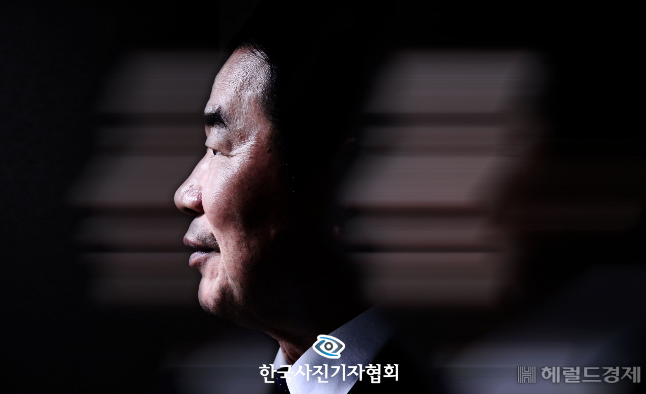 〈56회 한국보도사진상 - 가작〉 경제부총리를 역임하고, 야당 원내대표까지 지낸 김진표 의원. 그는 정치권이 ‘반대를 위한 반대’에 빠질때 민생은 힘들수 밖에 없다고 했다. 정치권 화두를 놓고 치열하게 싸울땐 싸우되, 민생을 위한 국회 본연의 일은 국회 안에서 이뤄져야 한다고 했다. 밤에는 광화문에 가 투쟁을 하더라도, 낮에는 국회에서 민생을 챙겨야 한다는 ‘주국야광(晝國夜光)’의 그의 주창이 현 상황에서 시사점을 던져준다. 〈박해묵기자/ 헤럴드경제/ 한국사진기자협회 - 무단전재 재배포금지〉
