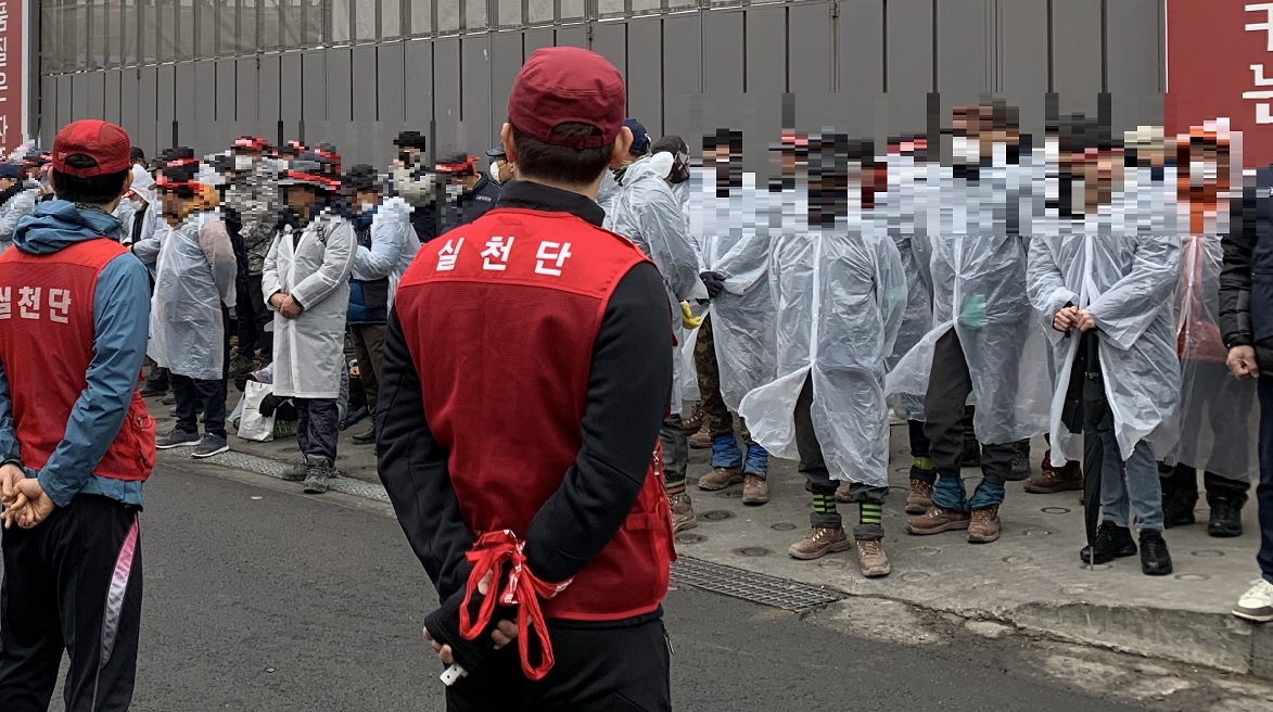 12일 오전 8시께 서울 동대문구 청량리 제4구역 도시환경정비사업 공사장서 민주노총과 한국노총 노조원들이 몸싸움을 벌인다는 신고가 경찰에 접수됐다. 이에 따라 순찰차 7대와 의경을 포함한 경찰관 40여 명이 현장에 출동했다. 공사현장 밖에서 농성을 벌이고 있는 민주노총 조합원. 신주희 수습기자/joohee@heraldcorp.com