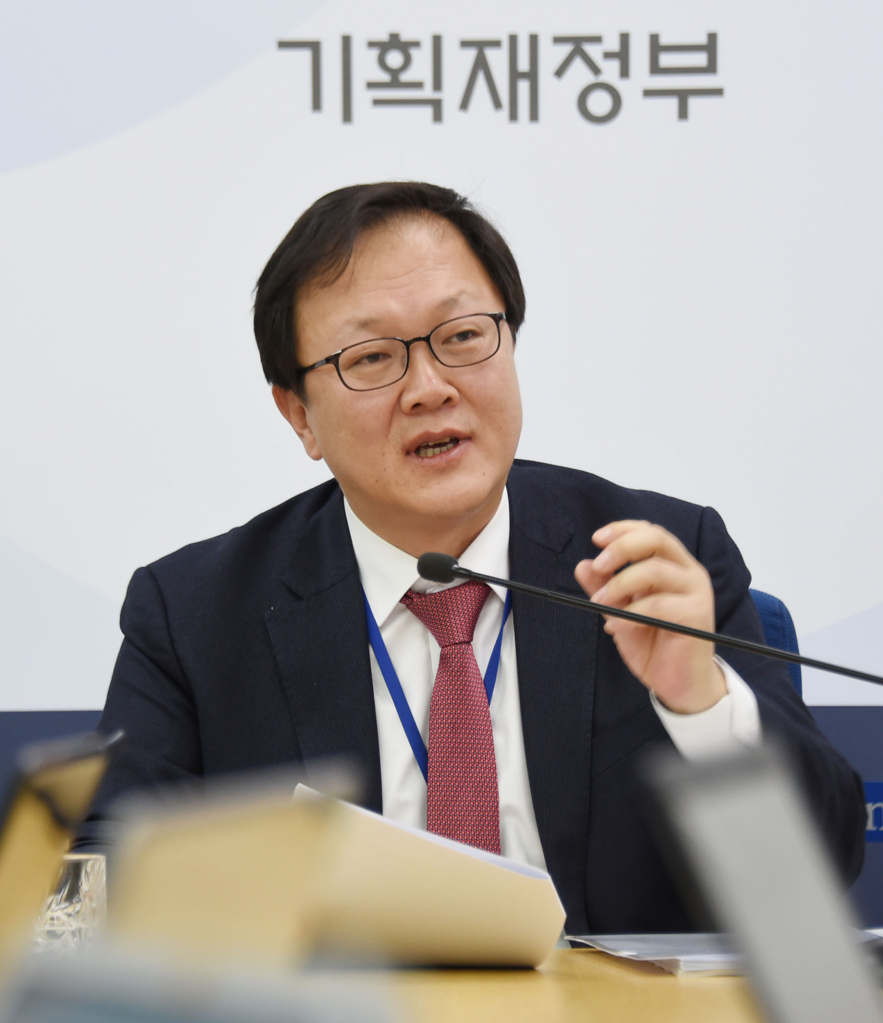 김태주 기획재정부 조세총괄정책관이 11일 정부세종청사에서 ‘2019년 개정세법 후속 시행규칙 개정’ 관련 배경브리핑을 하고 있다. [기획재정부 제공]