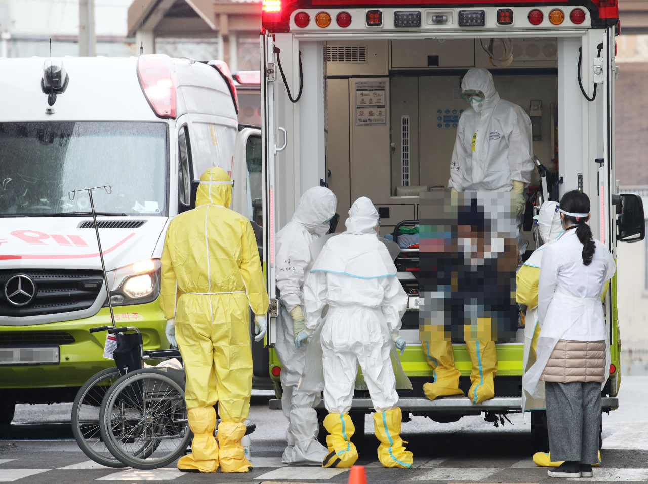 An individual who returned from Wuhan Wednesday who showed possible symptoms arrives at the National Medical Center on Wednesday. Yonhap