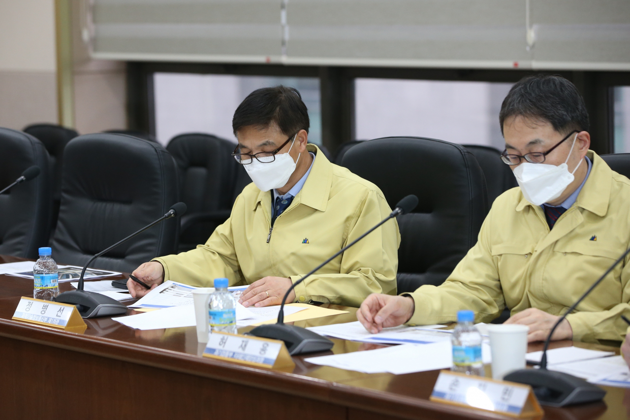 12일 정병선 과기정통부 1차관이 KAIST를 찾아 '코로나19' 대응현황을 보고 받고 있다.[KAIST 제공]